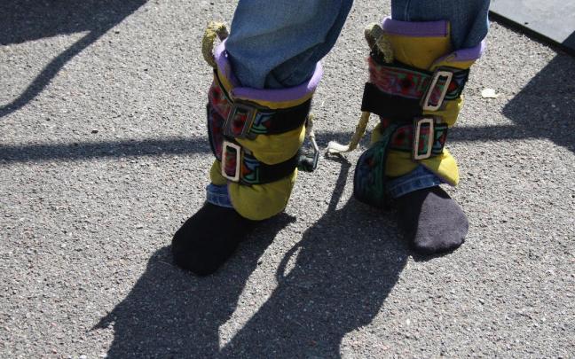 Una persona es atada para hacer puenting.