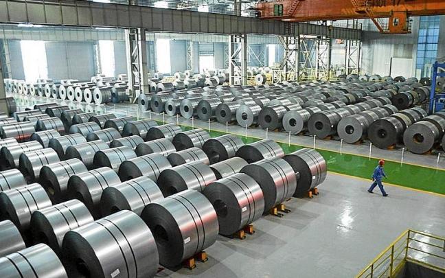 Bobinas de acero almacenadas en una f&aacute;brica. | FOTO: EFE