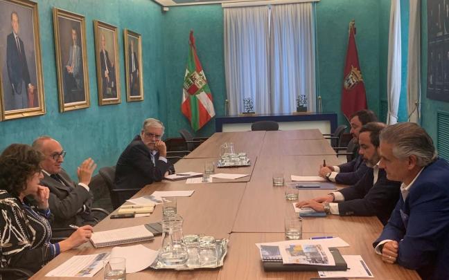 Un momento de la reunión de esta mañana entre la Diputación alavesa y SEA Empresas Alavesas. Un momento de la reunión de esta mañana entre la Diputación alavesa y SEA Empresas Alavesas.