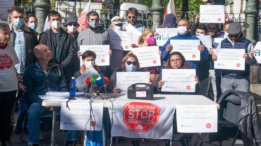 Concentración de vecinos de las viviendas de Jauregizar