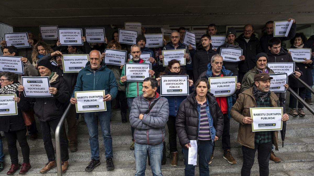 Protesta este martes ante la sede del departamento de Desarrollo Rural y Medio Ambiente.