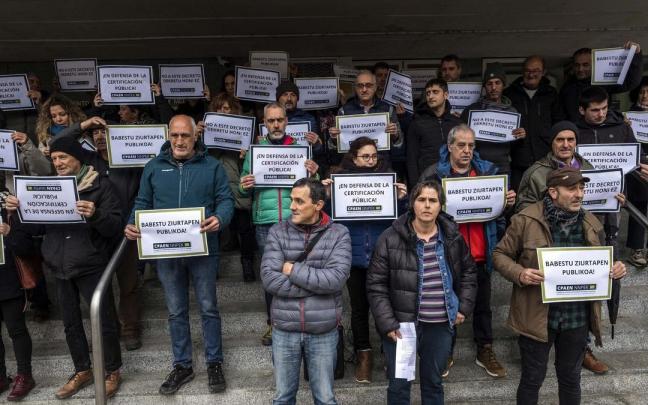 Protesta este martes ante la sede del departamento de Desarrollo Rural y Medio Ambiente. Protesta este martes ante la sede del departamento de Desarrollo Rural y Medio Ambiente.