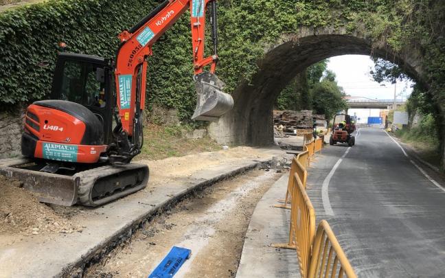 Ya están muy adelantados los trabajos para tender la tubería que enganche las instalaciones portuarias de Bermeo con la conducción de abastecimiento que permitirá distribuir el agua por la comarca. Ya están muy adelantados los trabajos para tender la tubería que enganche las instalaciones portuarias de Bermeo con la conducción de abastecimiento que permitirá distribuir el agua por la comarca.