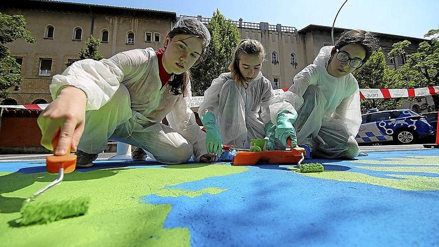 Alumnas del colegio Sagrado Corazón pintan la calzada.