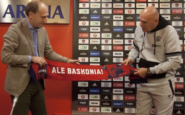 F&eacute;lix Fern&aacute;ndez, junto a Spahija en su presentaci&oacute;n como t&eacute;cnico.