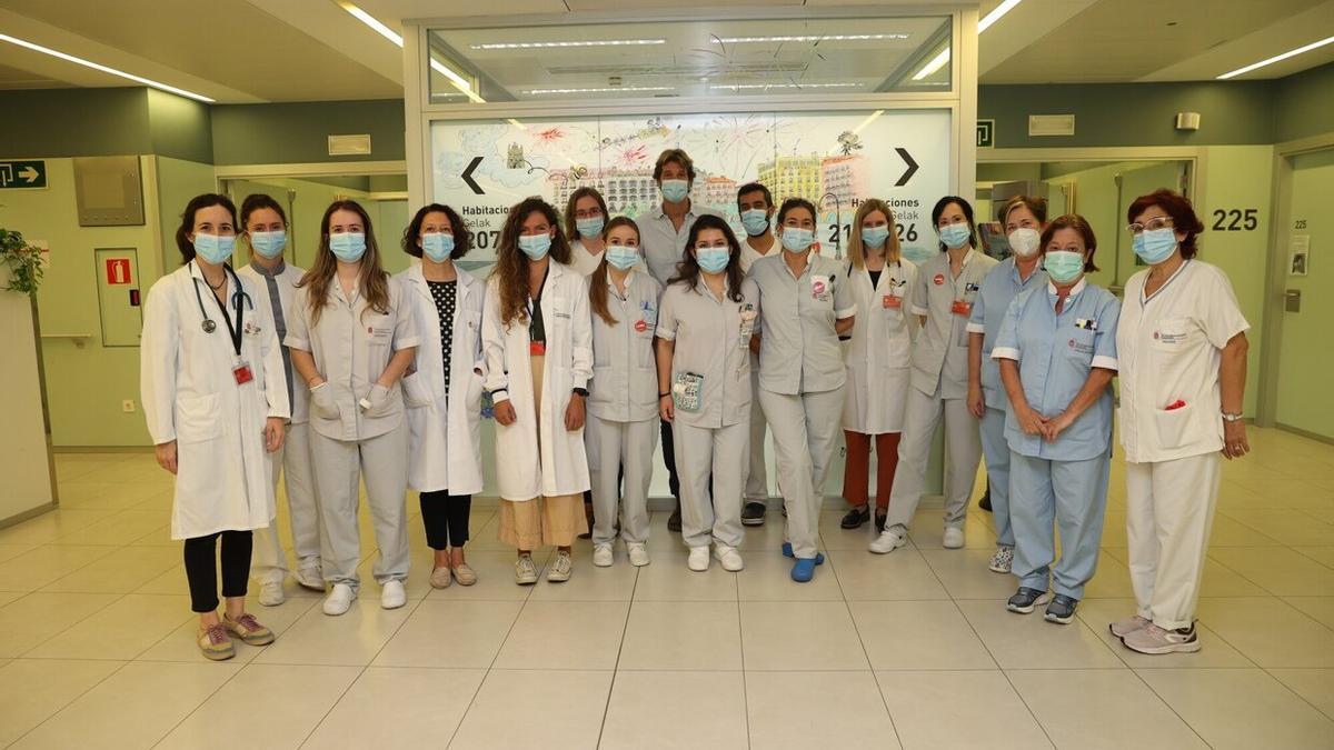 Personal sanitario que participa en los proyectos de investigación posan en la planta de Oncología del HUN.