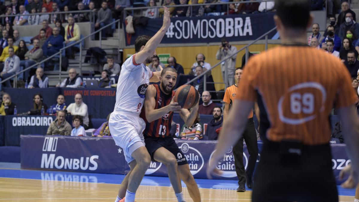 Thompson avanza hacia canasta