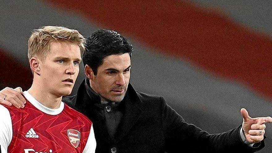 El donostiarra Arteta da instrucciones al extxuri-urdin Odegaard durante un partido de la Premier League. | FOTO: EFE