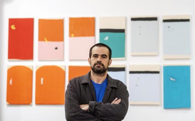 Guillermo Sarmiento, retratado ante una serie de sus últimas obras, que comparte con el público en Apaindu Art.