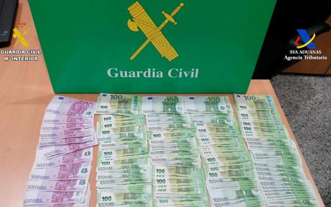 Se han intervenido m&aacute;s de 46.000 euros y 6.000 d&oacute;lares sin declarar.