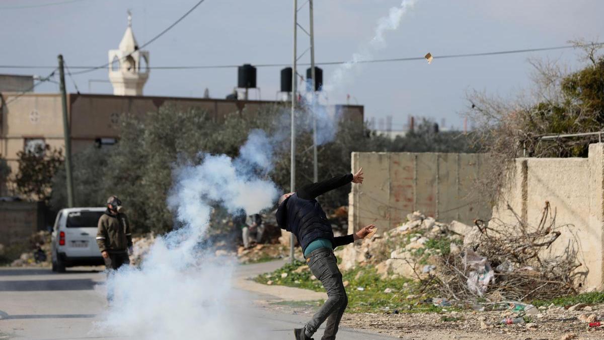 Enfrentamientos entre militares israelíes y jóvenes palestinos en Cisjordania.