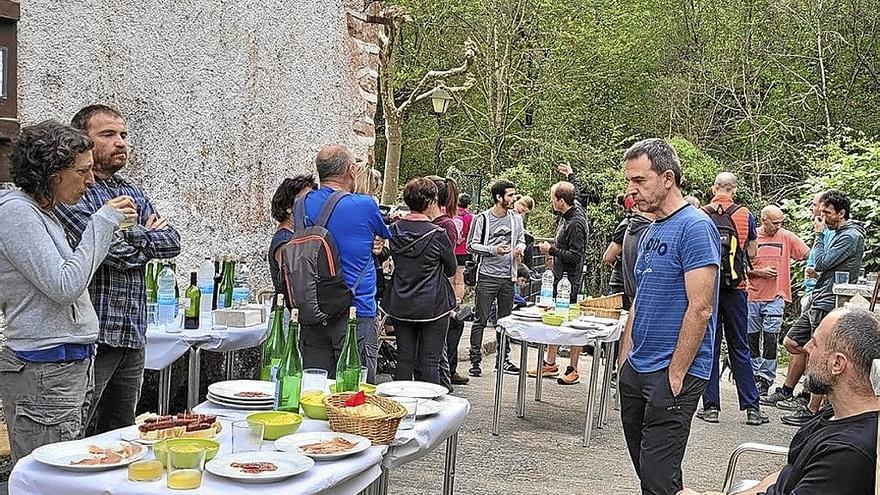 Intzolako Bidea proiektua ezagutzeko ibilaldia egin ondotik, hamaiketakoa izan zuten.