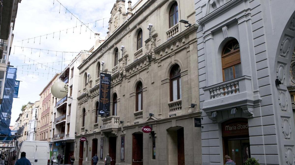 Fachada del Teatro Principal, con el local del Sabadell, a la izquierda de la imagen