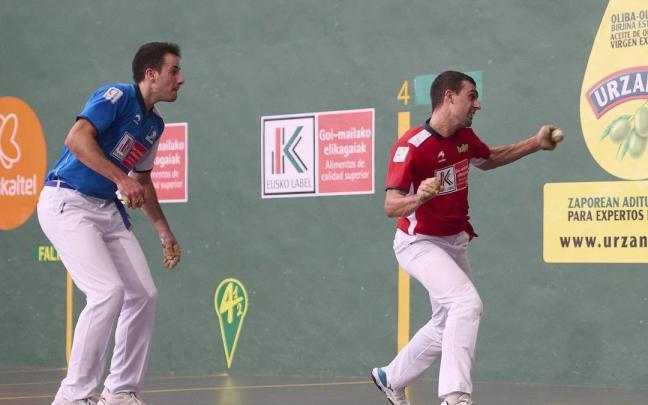 Agirre golpea la pelota ante la mirada de Dar&iacute;o.