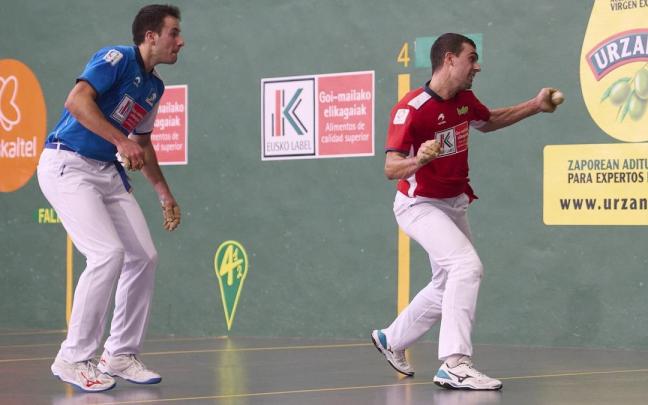 Agirre golpea la pelota ante la mirada de Darío.