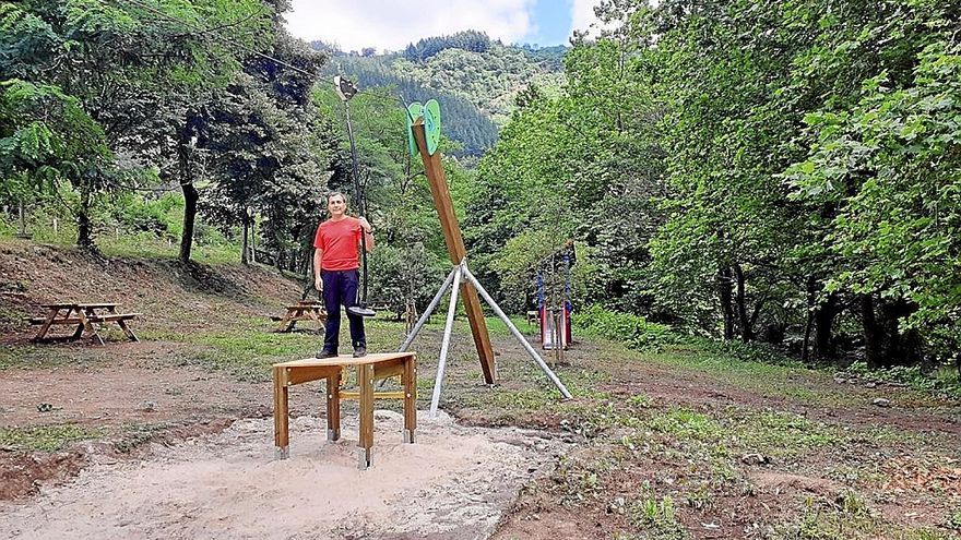 El alcalde, Iker Aldazabal, posa junto a la tirolina instalada en el nuevo parque de Linazibar. | FOTO: N.G.