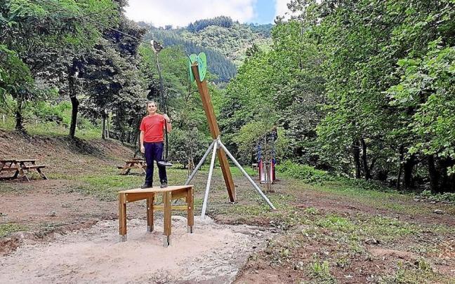 El alcalde, Iker Aldazabal, posa junto a la tirolina instalada en el nuevo parque de Linazibar. | FOTO: N.G. El alcalde, Iker Aldazabal, posa junto a la tirolina instalada en el nuevo parque de Linazibar. | FOTO: N.G.