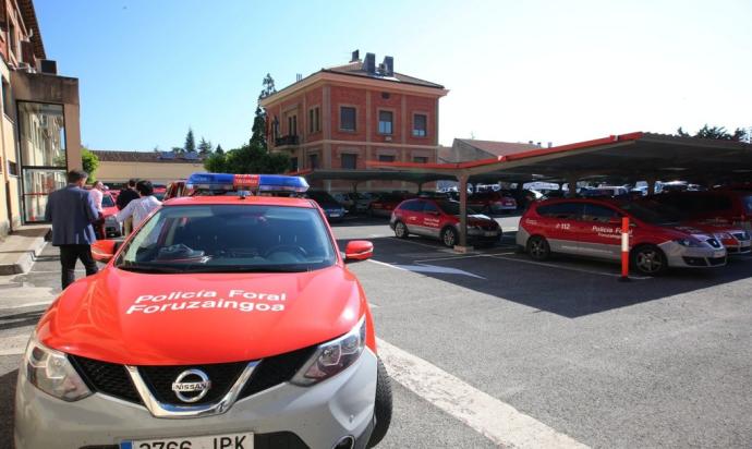 Vehículos aparcados en el parking de la Comisaría central de la Policía Foral.