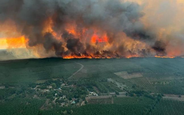El incendio en el departamento franc&eacute;s de Gironda ha obligado a evacuar a unas 6.000 personas.