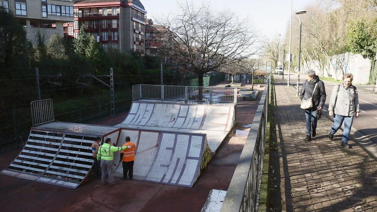 Operarios trabajan en desmontaje del skate park del parque Txaparrene de Intxaurrondo.