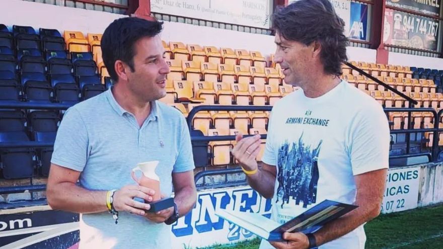 Julen Guerrero, mito del Athletic, recibe un obsequio en su regreso esta tarde a su Portugalete natal