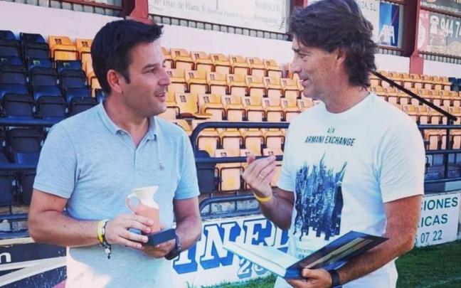 Julen Guerrero, mito del Athletic, recibe un obsequio en su regreso esta tarde a su Portugalete natal