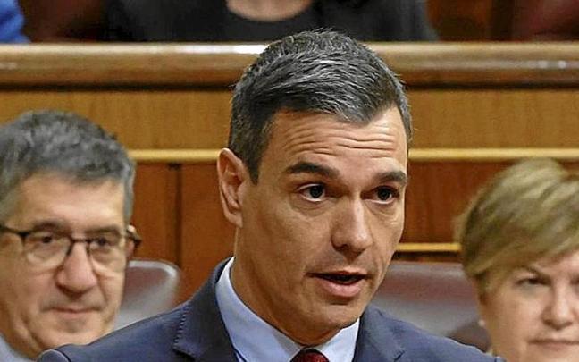 El presidente español, Pedro Sánchez, y la ministra de Igualdad, Irene Montero, ayer en el Congreso. | FOTOS: EFE