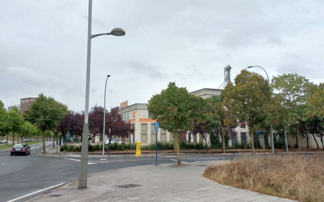 El lugar elegido por una pareja de cigüeñas para construir su nido en Vitoria. El lugar elegido por una pareja de cigüeñas para construir su nido en Vitoria.