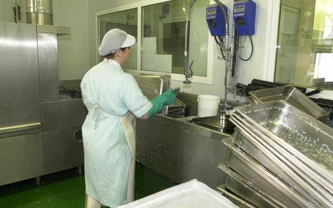 Una mujer trabaja en una empresa de catering