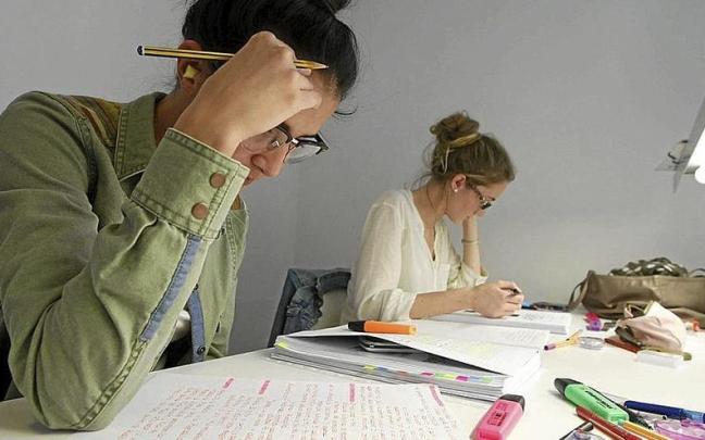 El suelo medio de los recién licenciados de la UPV/EHU asciende a los 1.600 euros. | FOTO: OSKAR M. BERNAL El suelo medio de los recién licenciados de la UPV/EHU asciende a los 1.600 euros. | FOTO: OSKAR M. BERNAL