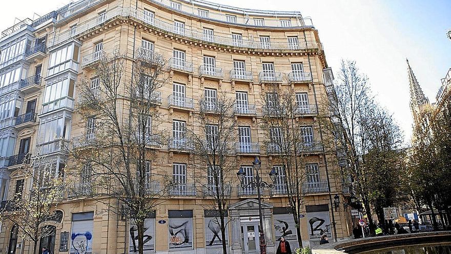 Frente curvo de los edificios destinados a acoger pisos de lujo en la plaza de Bilbao. | FOTO: E. VEINTEMILLAS