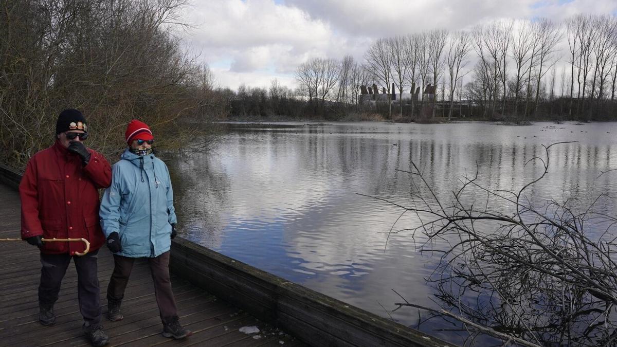 Decenas de personas se han acercado este domingo a pasear al humedal.