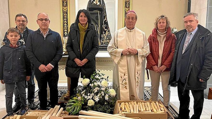 Momento de la bendición de la velas por el Arzobispo.