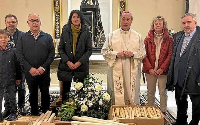 Momento de la bendición de la velas por el Arzobispo.