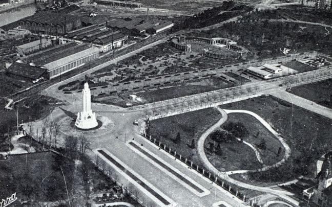 El año es 1927 y la imagen, tomada desde el aire, refleja cómo la colonización del Ensache fue muy lenta. El año es 1927 y la imagen, tomada desde el aire, refleja cómo la colonización del Ensache fue muy lenta.