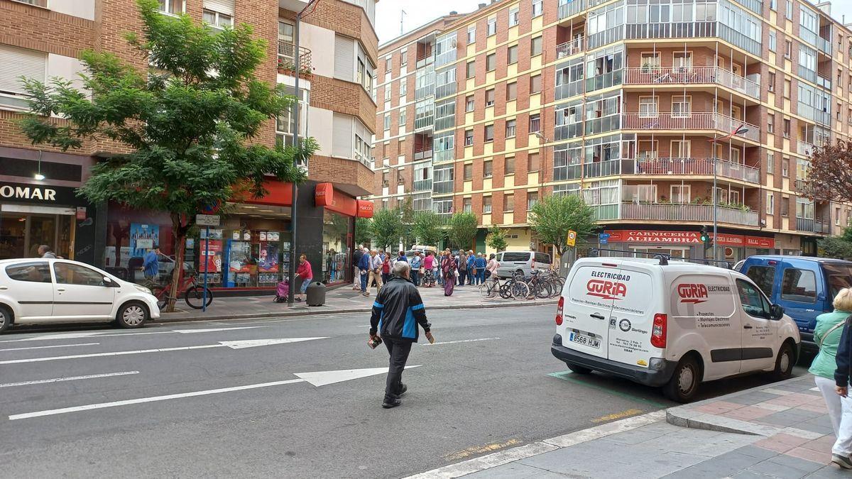 Largas colas de jubilados hoy en Vitoria