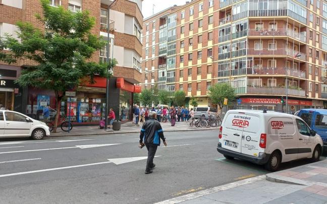 Largas colas de jubilados hoy en Vitoria Largas colas de jubilados hoy en Vitoria