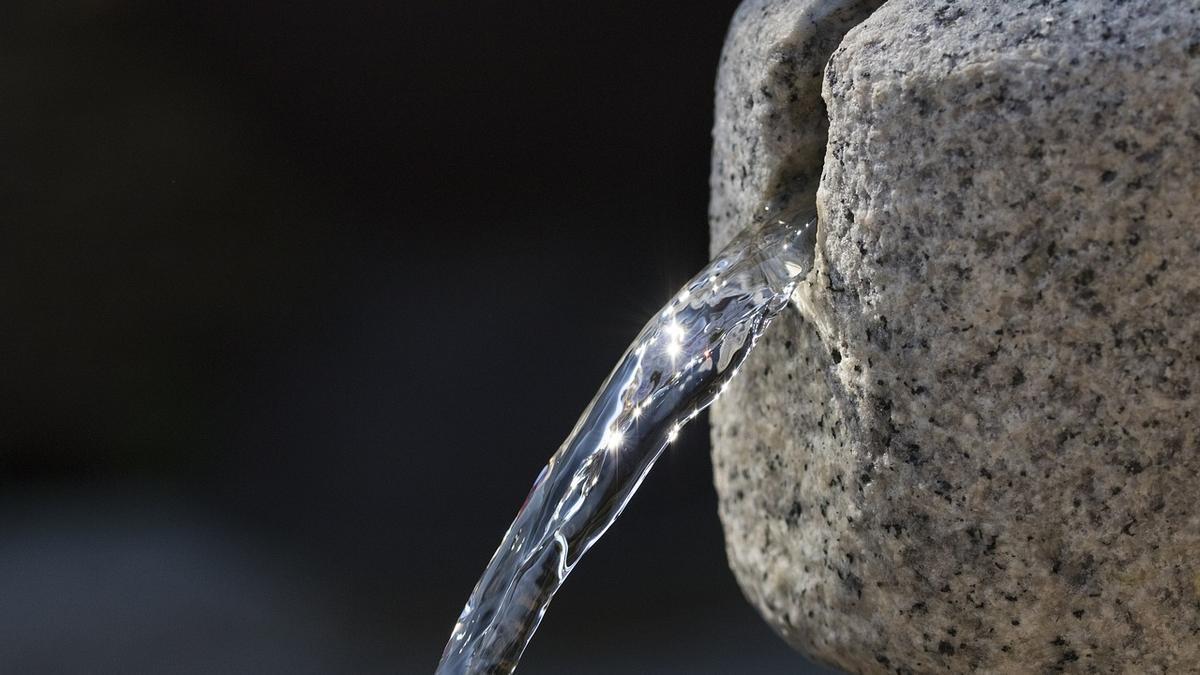 Agua brotando de un manantial.