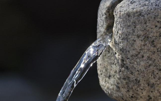 Agua brotando de un manantial. Agua brotando de un manantial.