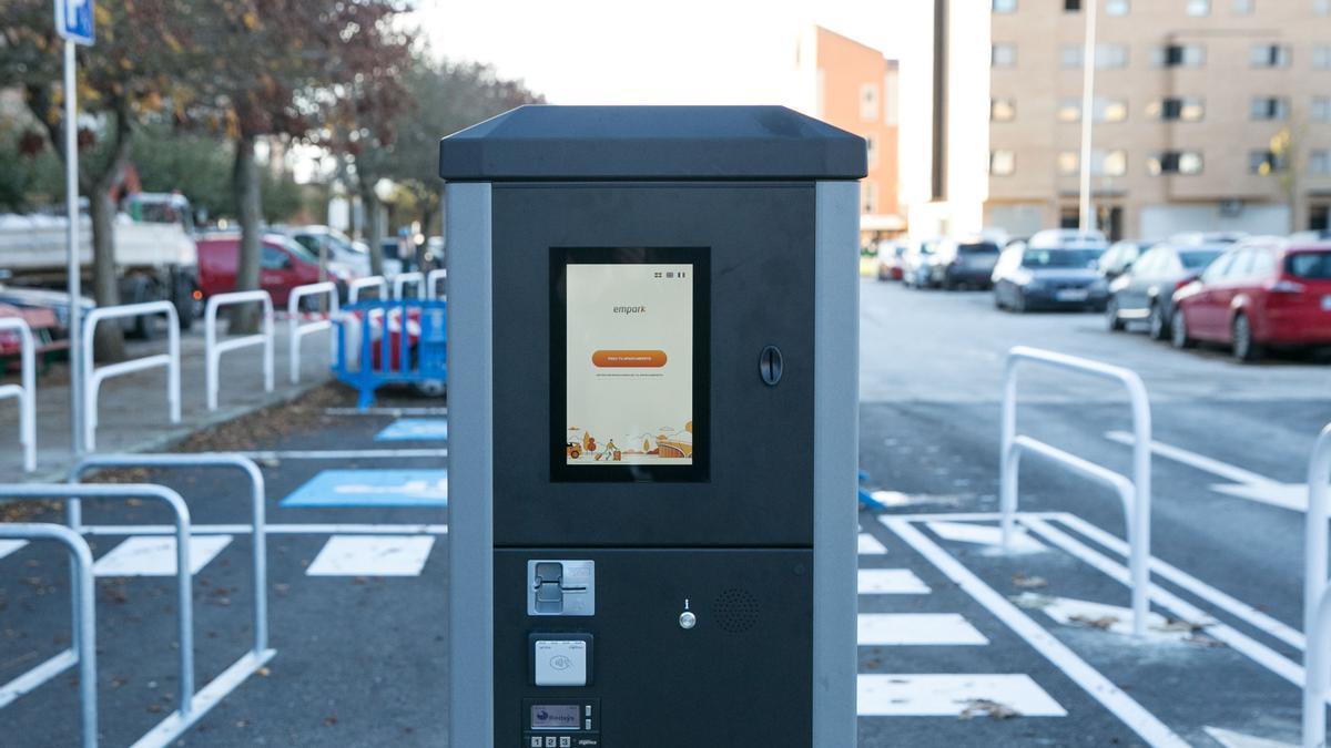 Panel en un parking disuasorio de Pamplona.