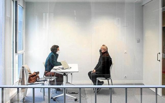 Una persona demandante de empleo siendo entrevistada en el Enplegunea del año pasado.