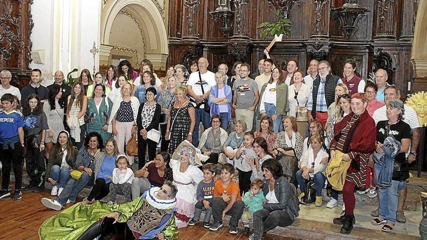 P&uacute;blico asistente posando con los actores de la visita teatralizada tras representar la &oacute;pera.