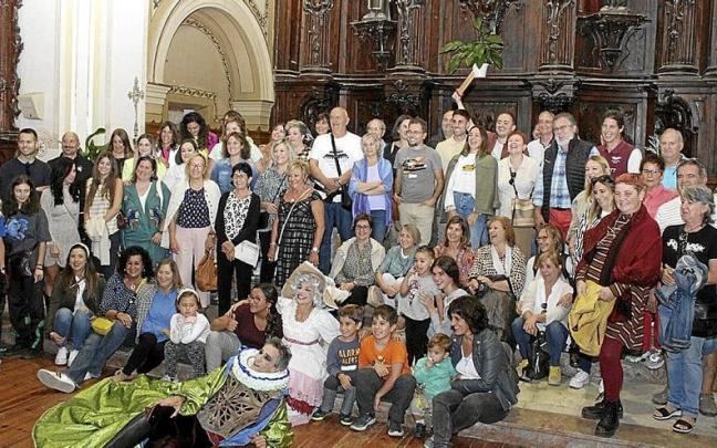 P&uacute;blico asistente posando con los actores de la visita teatralizada tras representar la &oacute;pera.