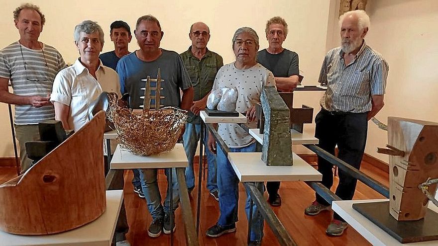 Varios de los escultores y escultoras en la presentación en Fray Diego de Estella-Lizarra.