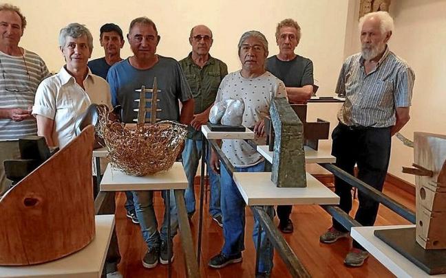Varios de los escultores y escultoras en la presentaci&oacute;n en Fray Diego de Estella-Lizarra.