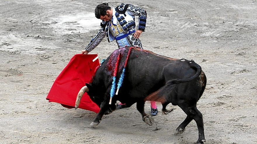 José Antonio Morante de la Puebla se acopla en redondo ante el primer toro de La Palmosilla.