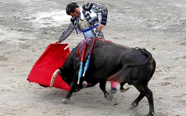 José Antonio Morante de la Puebla se acopla en redondo ante el primer toro de La Palmosilla.