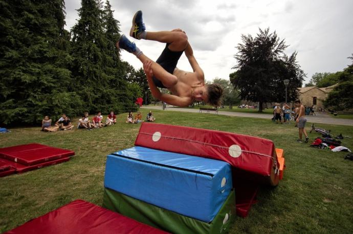 Exhibición y taller de Parkour durante el festival 'Musika en marcha'.