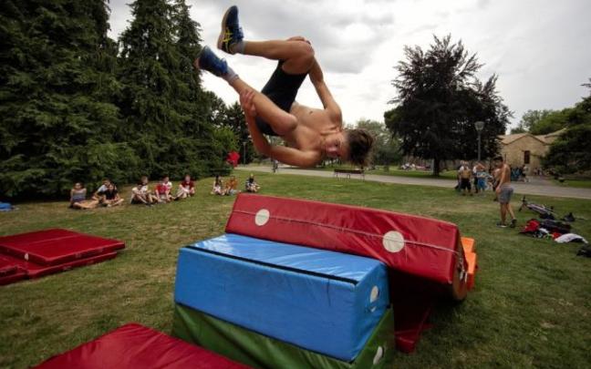 Exhibición y taller de Parkour durante el festival 'Musika en marcha'.