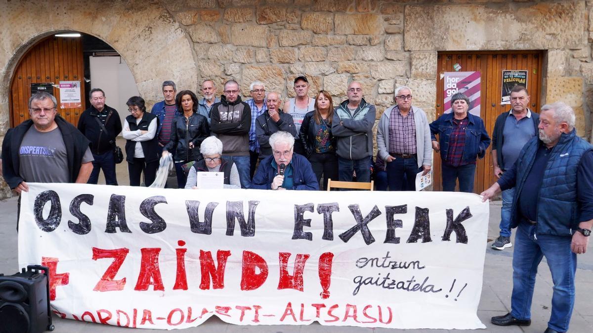 Miembros de la plataforma, sindicatos, partidos y ayuntamientos en la lectura del manifiesto.